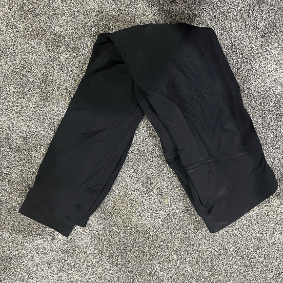 Lulu uncovered strength high rise crop 23" - Picture 2 of 4